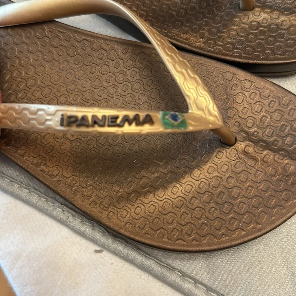 Ipanema Flip flops Size 8-8 1/2 Gold thongs w/bronze bottom. EUC - Picture 5 of 5